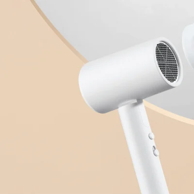 سشوار شیائومی میجیا مدل H101 با طراحی سفید و بدنه استوانه‌ای، مجهز به خروجی مشبک و دو دکمه روی دسته، همراه با نازل متمرکزکننده مناسب حالت‌دهی مو