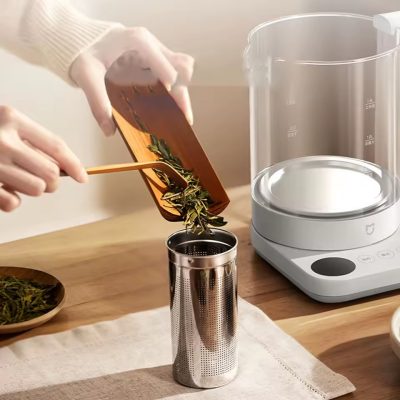 ریختن چای خشک در صافی استیل کتری برقی شیائومی Mijia مدل N1 شیشه‌ای دیجیتال