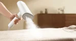اتو بخار دستی شیائومی Mijia Steamer Ironing 2 در حال بخاردهی روی پارچه