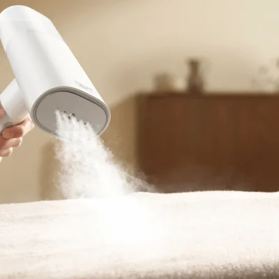 اتو بخار دستی شیائومی Mijia Steamer Ironing 2 در حال بخاردهی روی پارچه