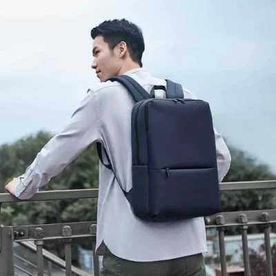 حمل کوله‌پشتی ۱۸ لیتری شیائومی مدل Classic Business Backpack 2 در محیط بیرونی